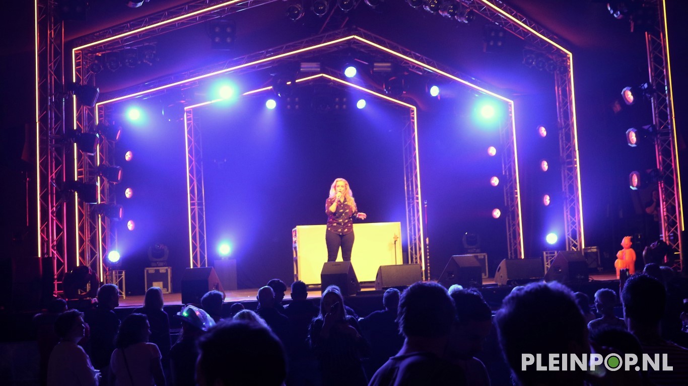 Samantha Steenwijk (23)